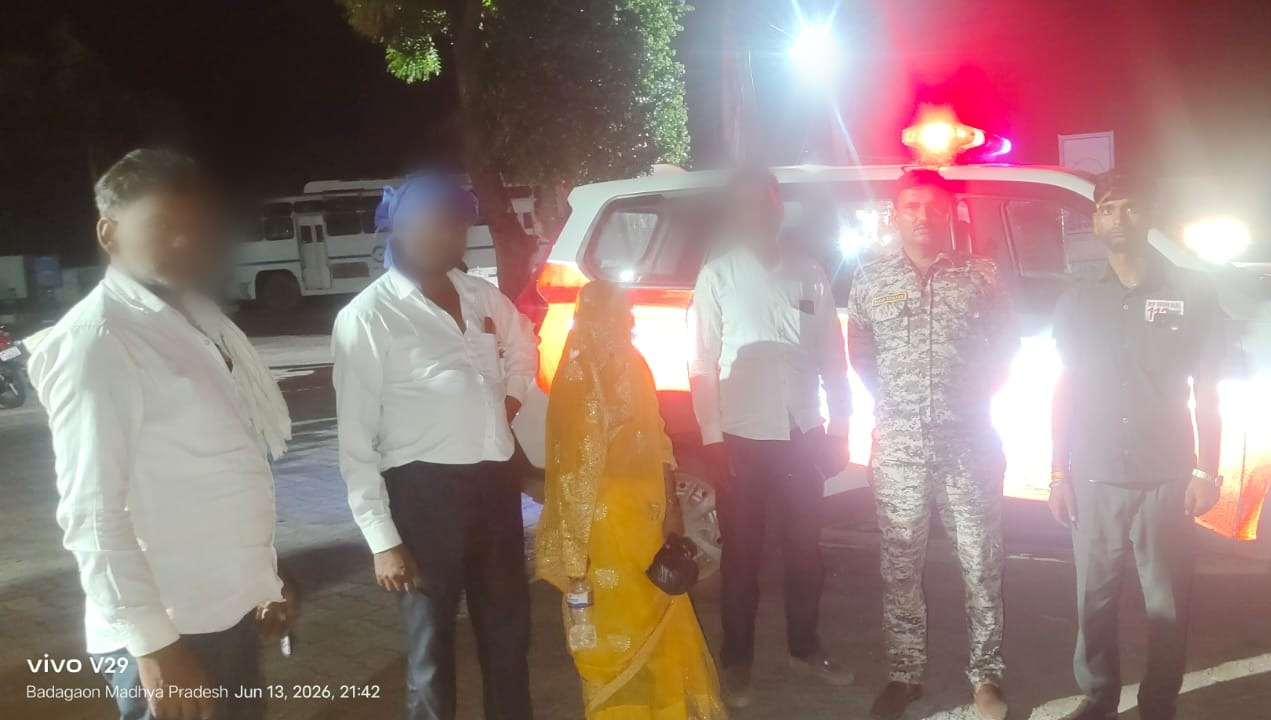 मुरैना थाना कैलारस  क्षेत्र में घर से बाजार के लिए निकली 30 वर्षीय महिला रास्ता भटकती , डायल-112 जवानों ने परिजन के किया सुपुर्द। 
